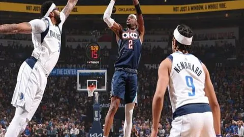 长春亚泰基地迎接“小雪”挑战，开启天然草坪保暖新篇章！